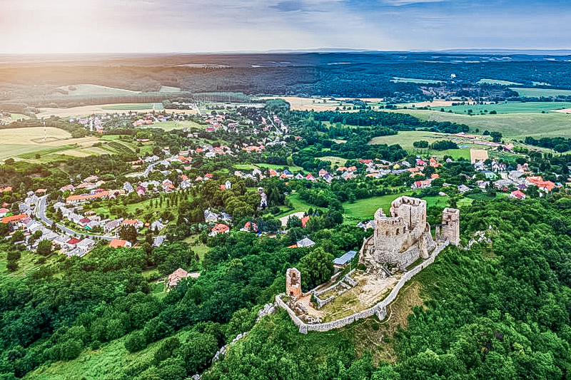 Luchtfoto van kasteel in Csesznek, Hongarije  